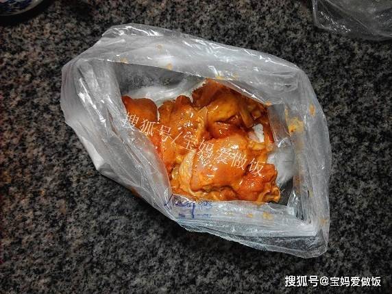 “火狐电竞”
脆皮炸鸡还是酱味炸鸡？小孩子才做选择 我两个都要！(图6)